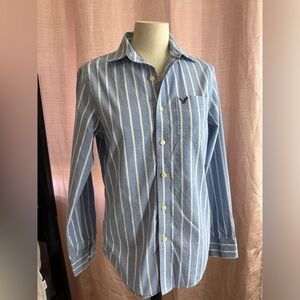 American eagle men’s blue striped button up shirt
